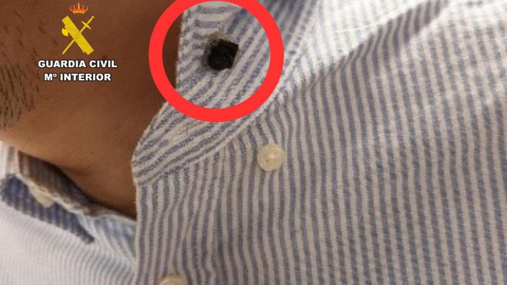 Llevaba una microcámara oculta en el cuello de la camisa