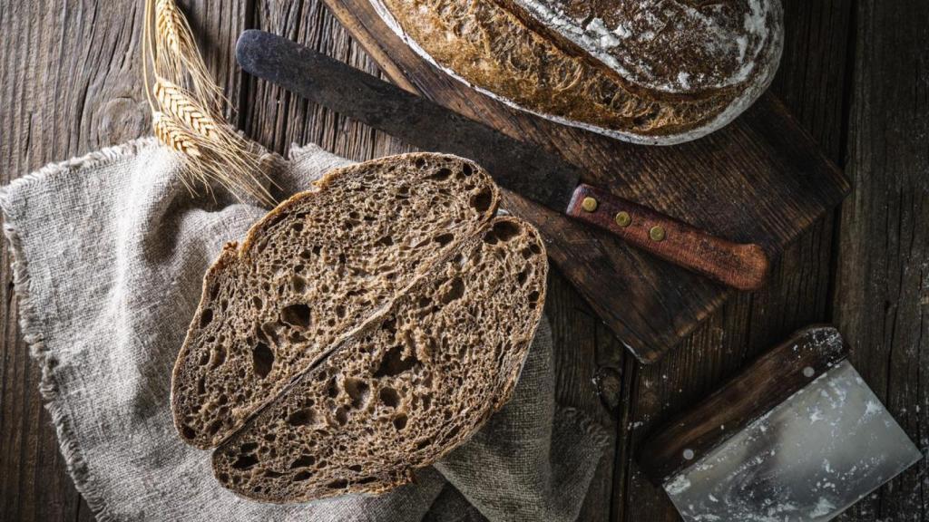 Pan de centeno sobre una tabla de cortar.