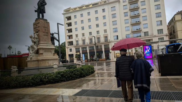 Dos ancianos un día de lluvia en Málaga. Alba Rosado