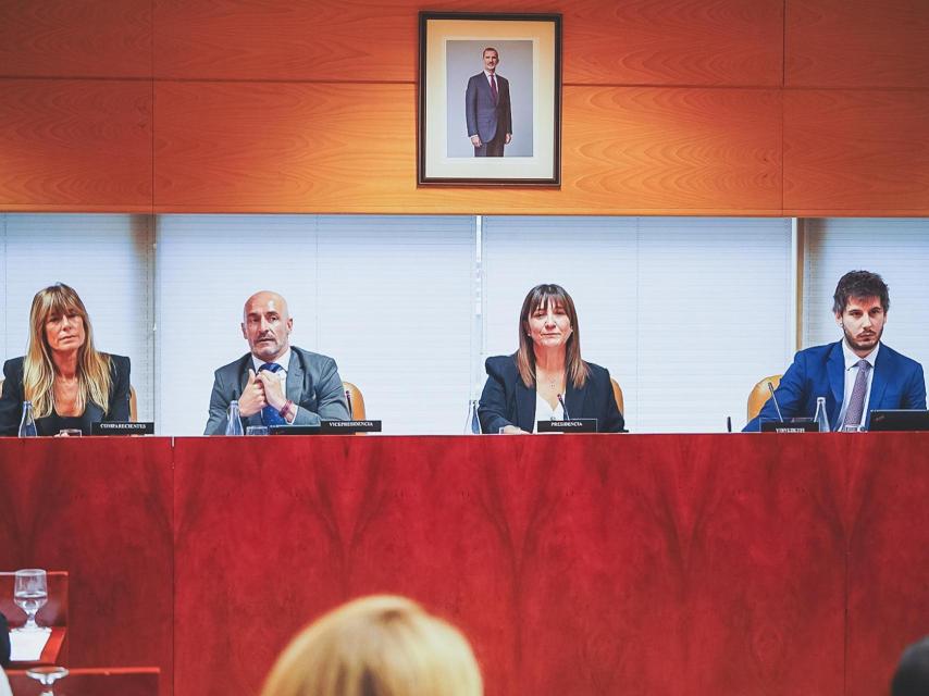 Begoña Gómez (i), en la comisión de investigación. En el centro, la presidenta de la misma, Susana Pérez.