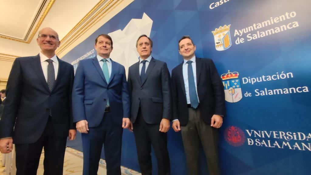 El presidente de la Diputación de Salamanca, Javier Iglesias, el presidente de la Junta, Alfonso Fernández Mañueco, el alcalde de Salamanca, Carlos García Carbayo, y el rector de la USAL, José Manuel Corchado, en el acto de este miércoles en la capital salmantina