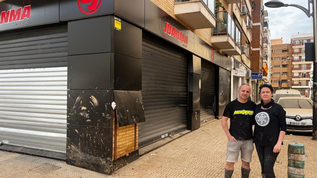 Mariángeles y Juanma junto a su tienda después de la DANA.