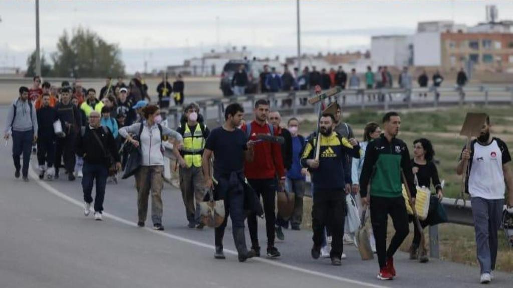 Una marea de voluntarios que espontáneamente se dirige a pie desde Valencia a Paiporta.