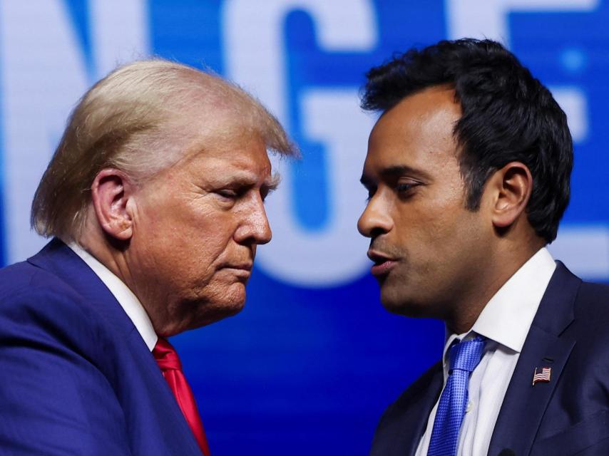 Vivek Ramaswamy, con Donald Trump en un acto de campaña.