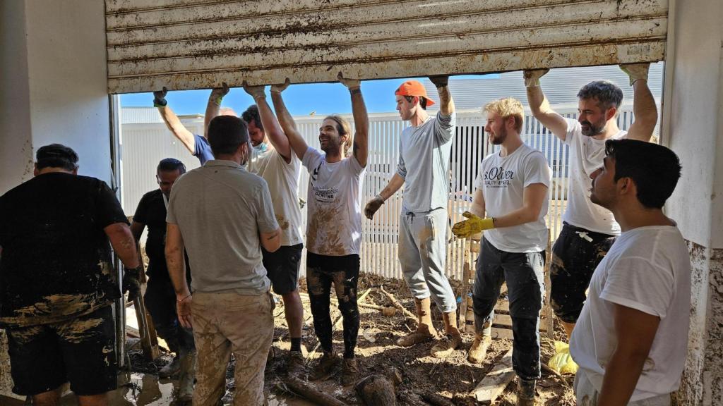 Amigos, familiares y voluntarios ayudando en las instalaciones de Inesfly.