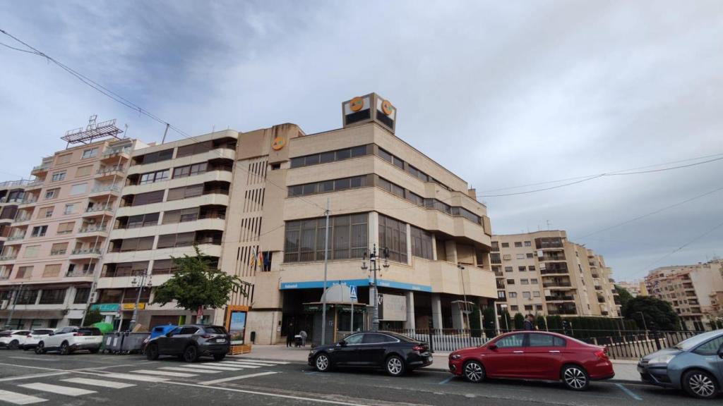 El edificio adquirido por Orihuela.