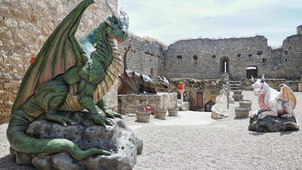 Los dragones guardan las puertas del Castillo de Trigueros