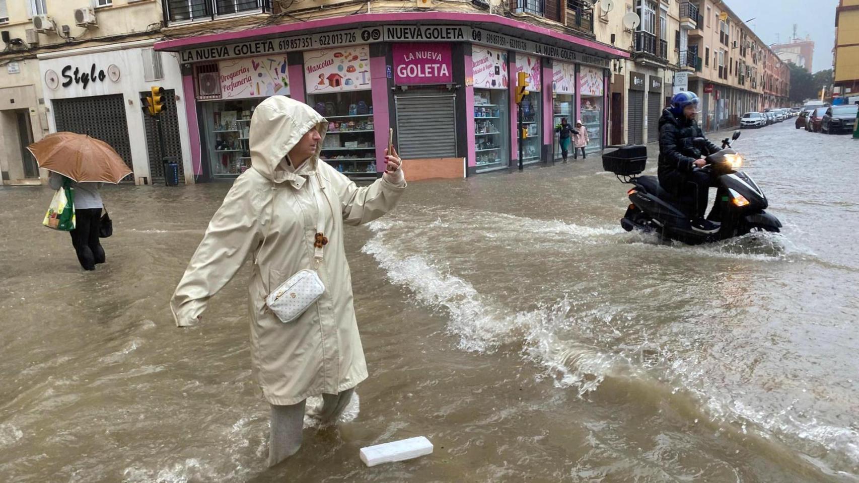 Las trombas de agua y granizo inundan algunas de las principales avenidas de Málaga.