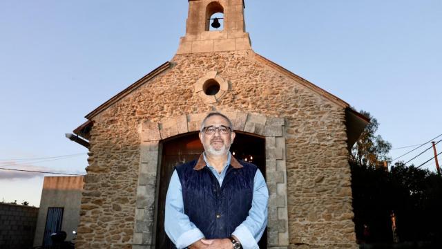 El cura Antonio Casado, en la puerta de la ermita en la que vive desde hace años.