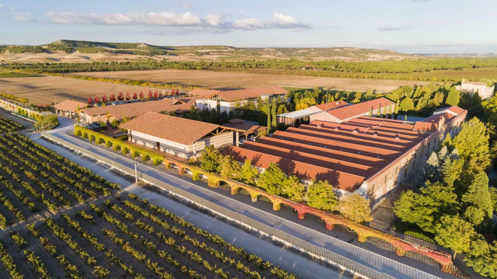 Vista exterior de las bodegas Vega Sicilia, nombradas como la Mejor Bodega del Mundo 2024 en los premios Golden Vines.