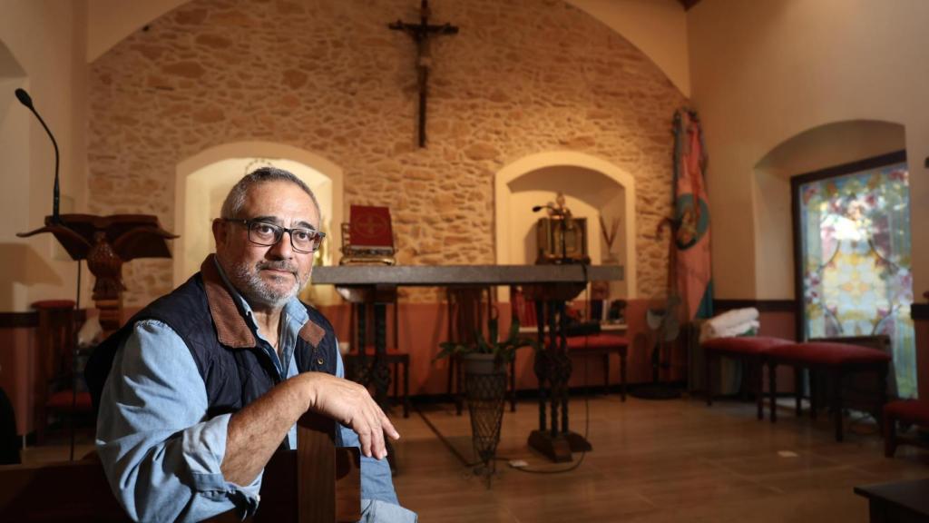 El sacerdote, en la ermita que le sirve de vivienda desde hace años.