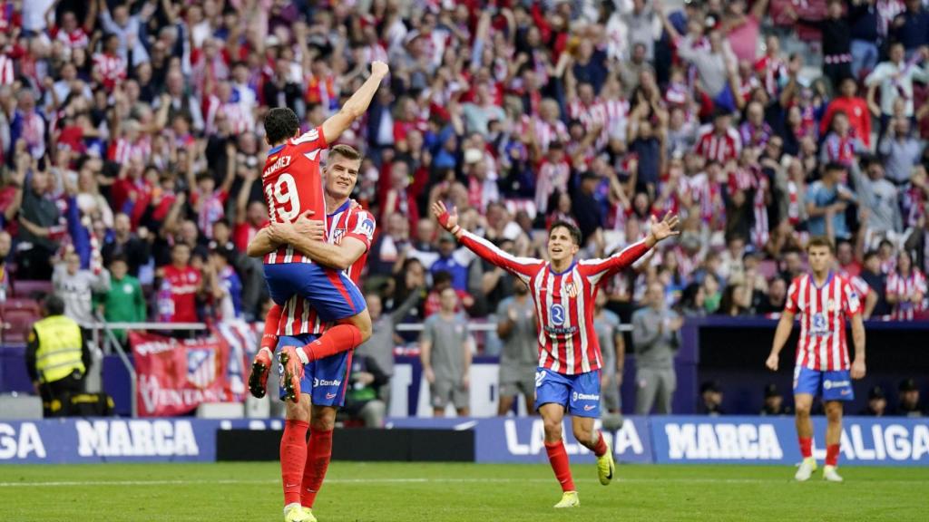 Alexander Sorloth celebra junto con Julián Álvarez su segundo gol ante el Leganés.