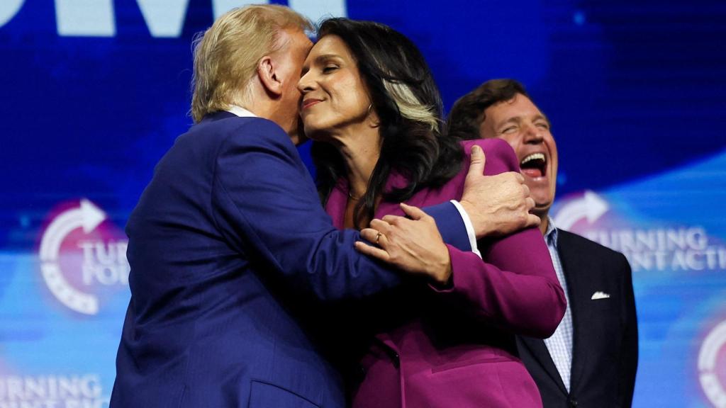 Donald Trump y Tulsi Gabbard en un acto electoral en Georgia.