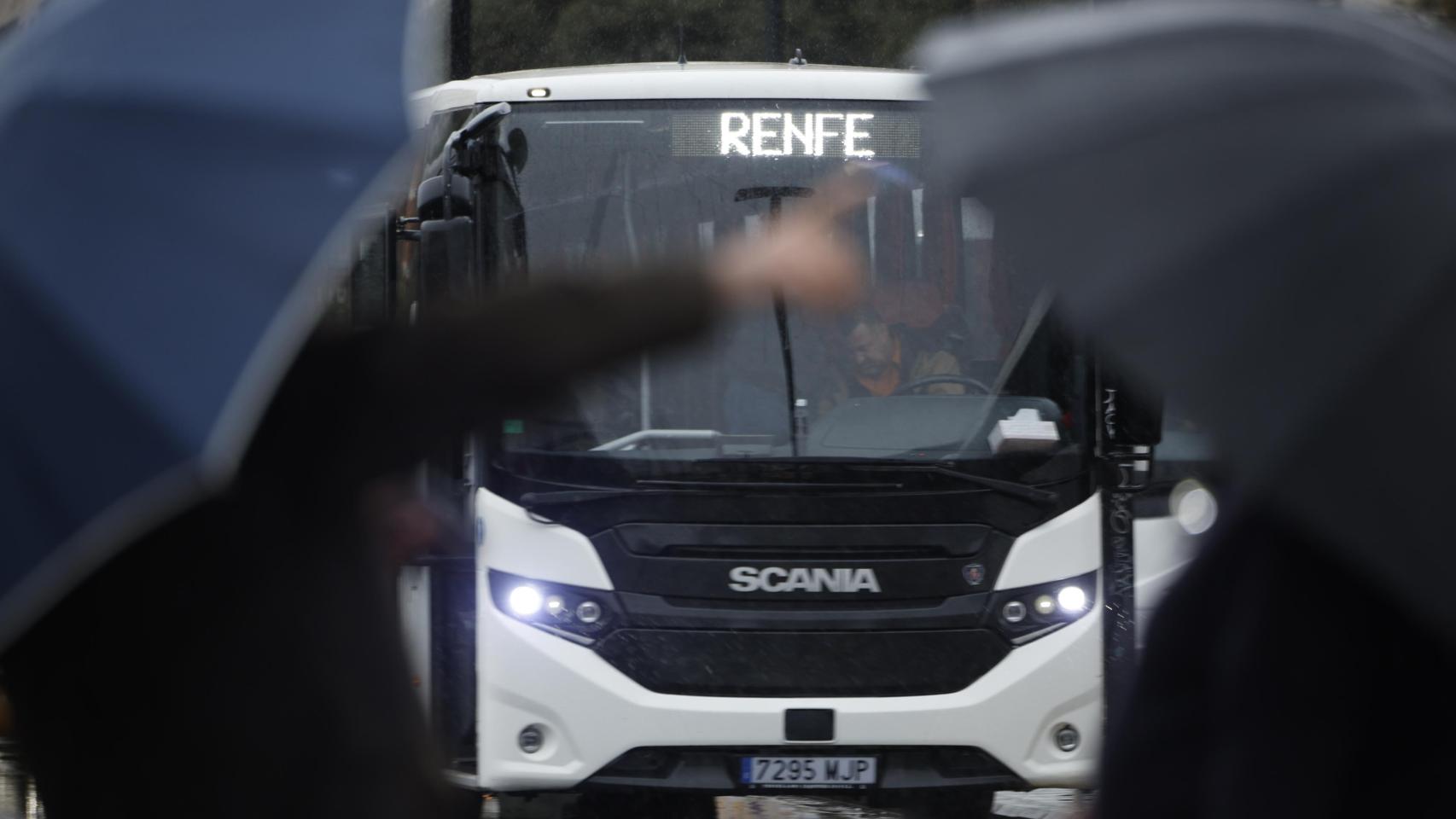 Autobuses alternativos a las líneas de tren interrumpidas por la Dana en la estación Joaquín Sorolla de Valencia, este miércoles.