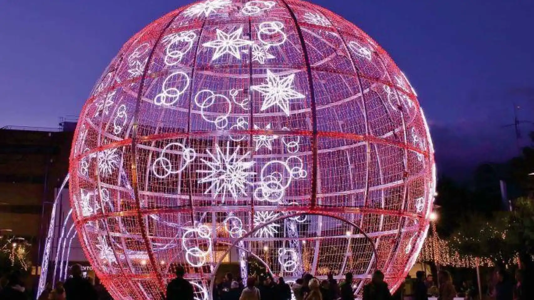 Bola de Navidad gigante de Alicante, en imagen de archivo.