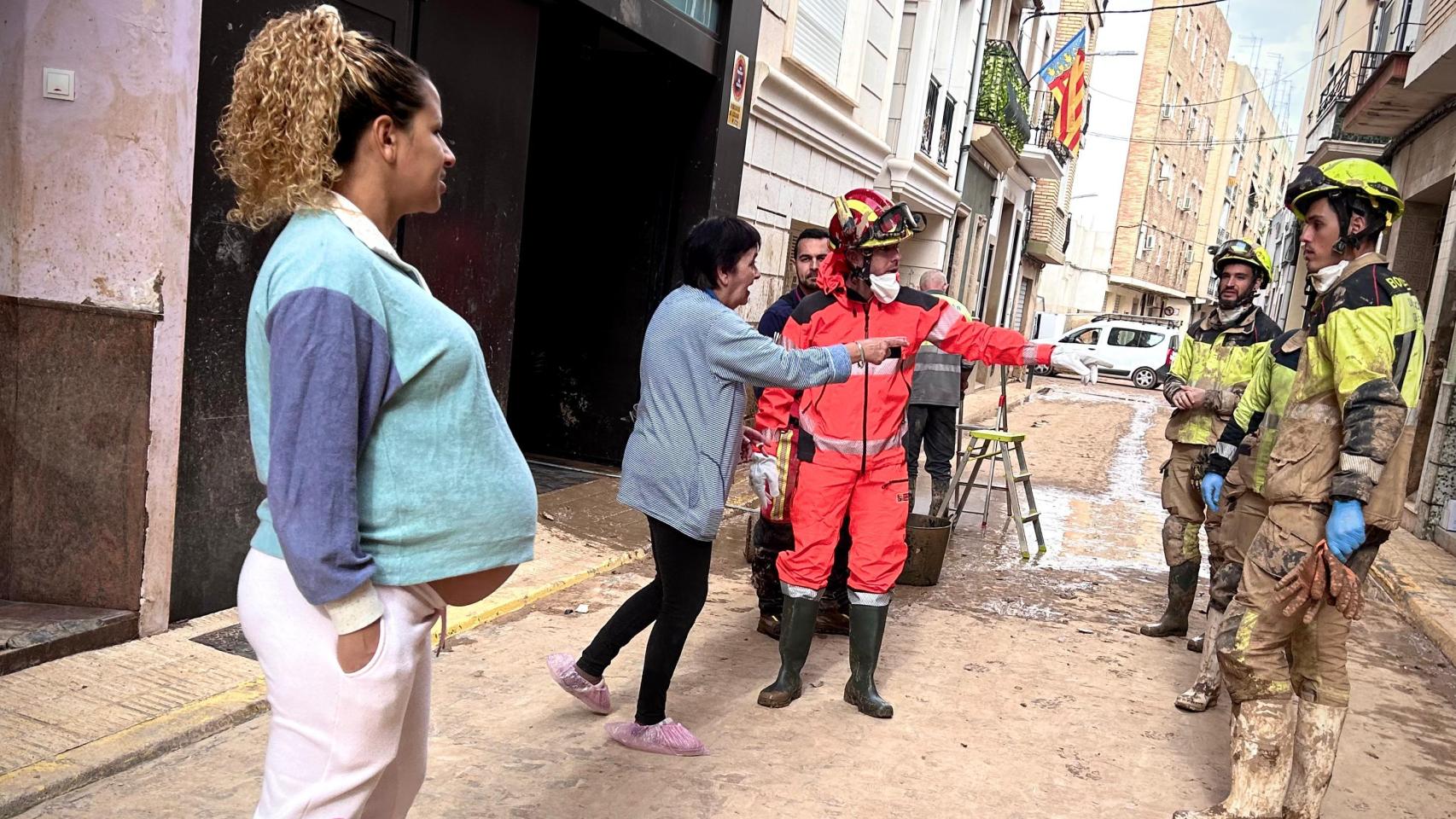 Los efectivos de Aragón, con una mujer embarazada a la que han ayudado en las últimas horas.