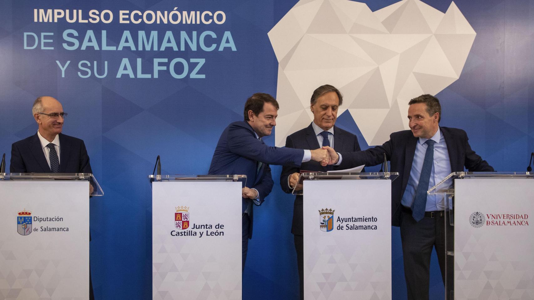 Acto institucional en Salamanca, con el rector y el presidente de la Junta