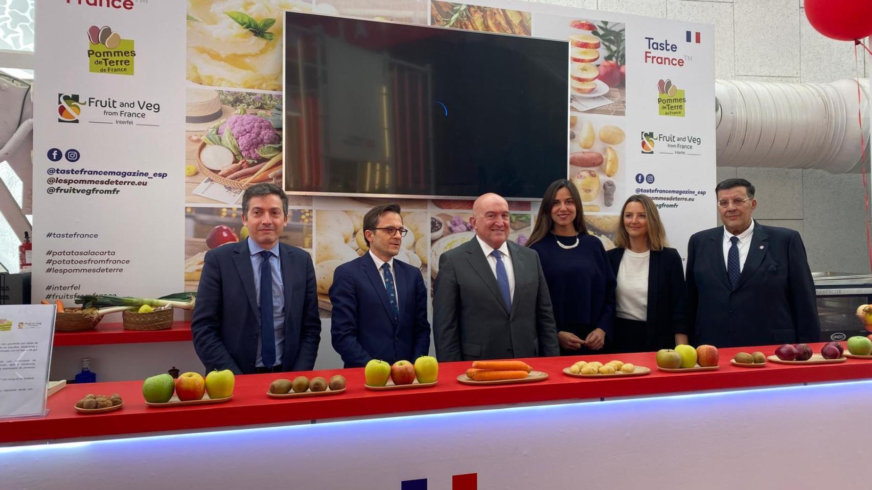 El alcalde de Valladolid, Jesús Julio Carnero; y la concejala de Turismo, Eventos y Marca Ciudad, Blanca Jiménez, junto a representantes y autoridades en la inauguración del VIII Campeonato Mundial de Tapas Ciudad de Valladolid