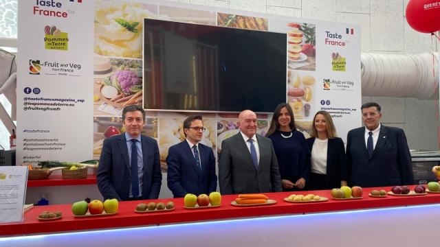 El alcalde de Valladolid, Jesús Julio Carnero; y la concejala de Turismo, Eventos y Marca Ciudad, Blanca Jiménez, junto a representantes y autoridades en la inauguración del VIII Campeonato Mundial de Tapas Ciudad de Valladolid