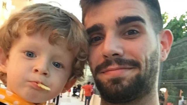 El pequeño Martín Álvarez Muelas, que falleció por un DIPG, con su hermano.