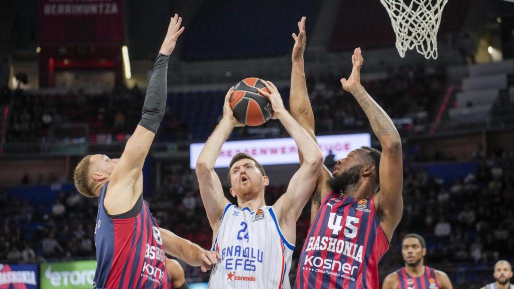 Tadas Sedekerkis y Donta Hall tratan de arrebatarle el balón a Osmani.