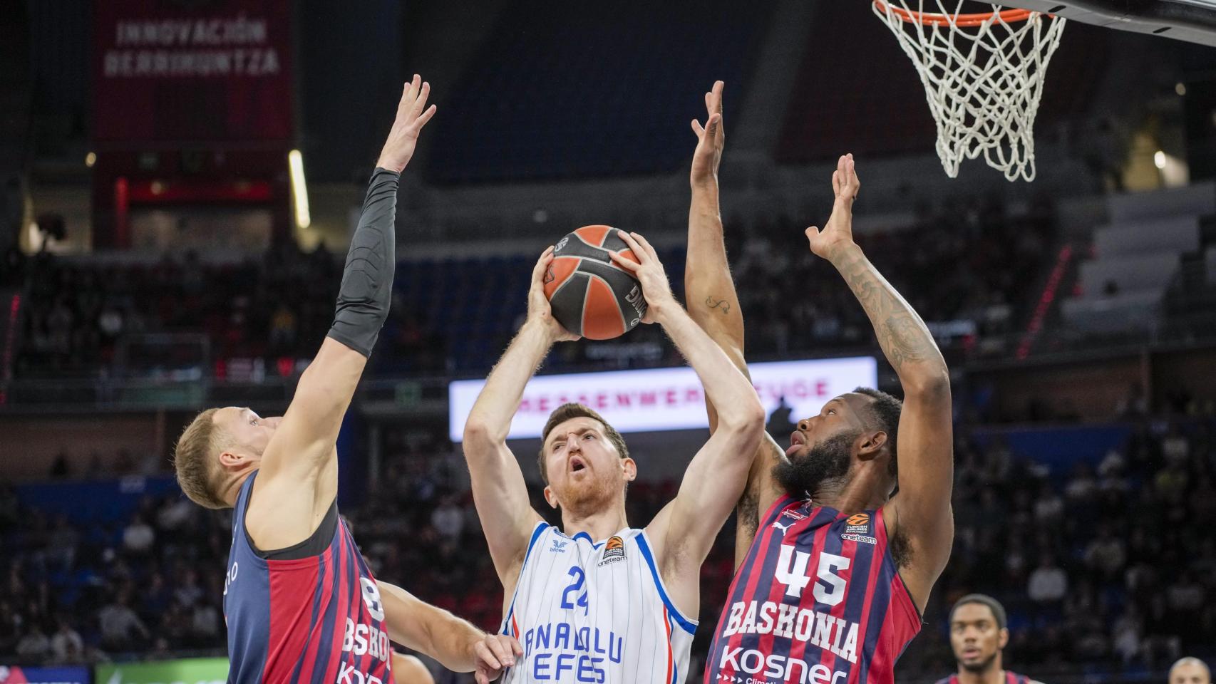 Tadas Sedekerkis y Donta Hall tratan de arrebatarle el balón a Osmani.