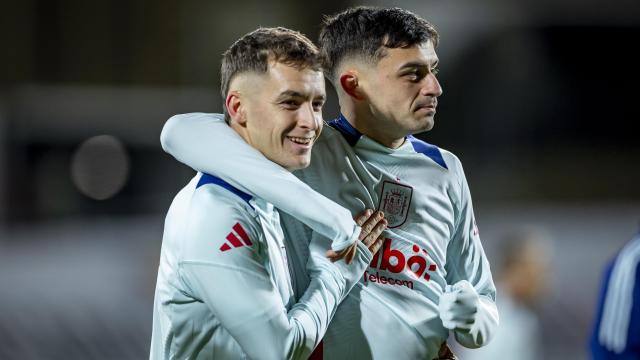 Marc Casadó y Pedri, en un entrenamiento de la Selección