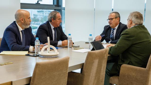 Encuentro del presidente de Cecam y el consejero de Hacienda.