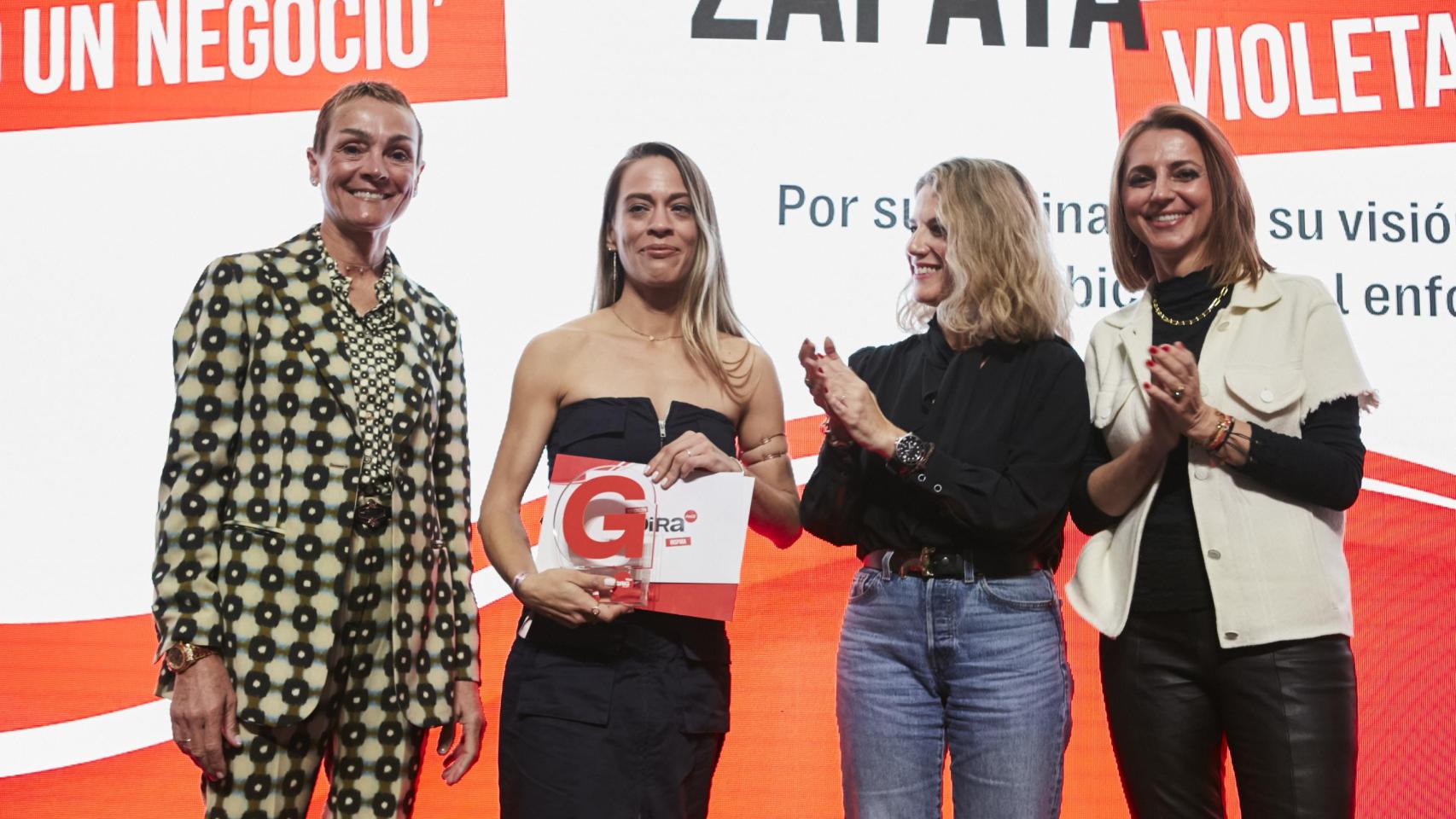 Violeta Zapata recogiendo su premio.