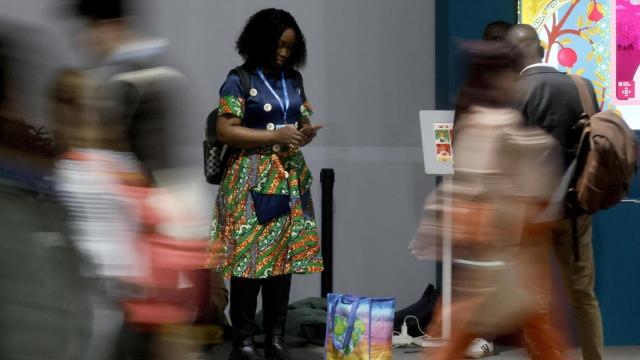 Visitantes de uno de los pabellones de la COP29 en Azerbaiyán.