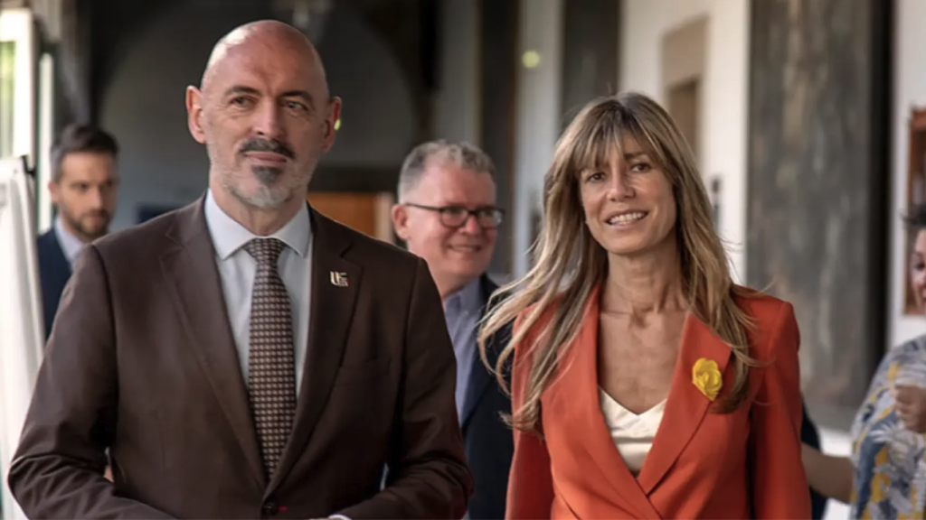 Joaquín Goyache, rector de la UCM, y Begoña Gómez en un acto.