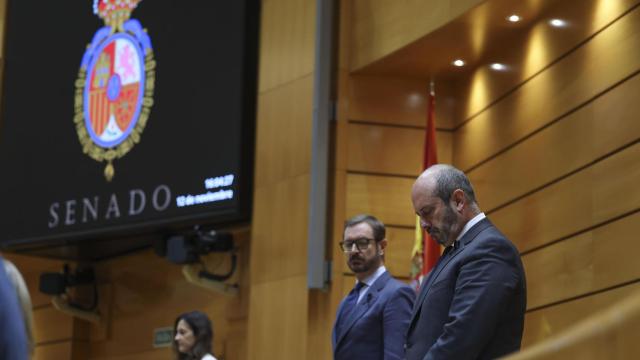 La Mesa del Senado durante el minuto de silencio del pleno por las víctimas de la DANA, este martes.