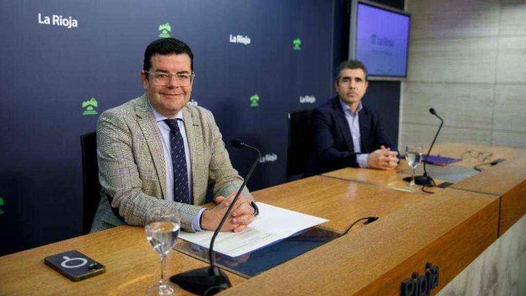 El consejero de Hacienda, Gobernanza Pública, Sociedad Digital y Portavocía, Alfonso Domínguez, y el presidente de la Asociación de Ingenieros de Telecomunicaciones de La Rioja (AITER),  Enrique Medrano,.