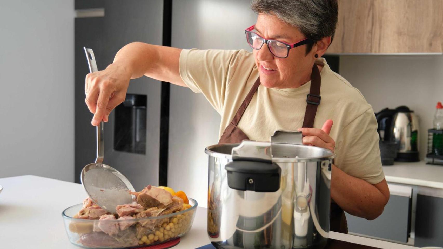 Una mujer cocinando.