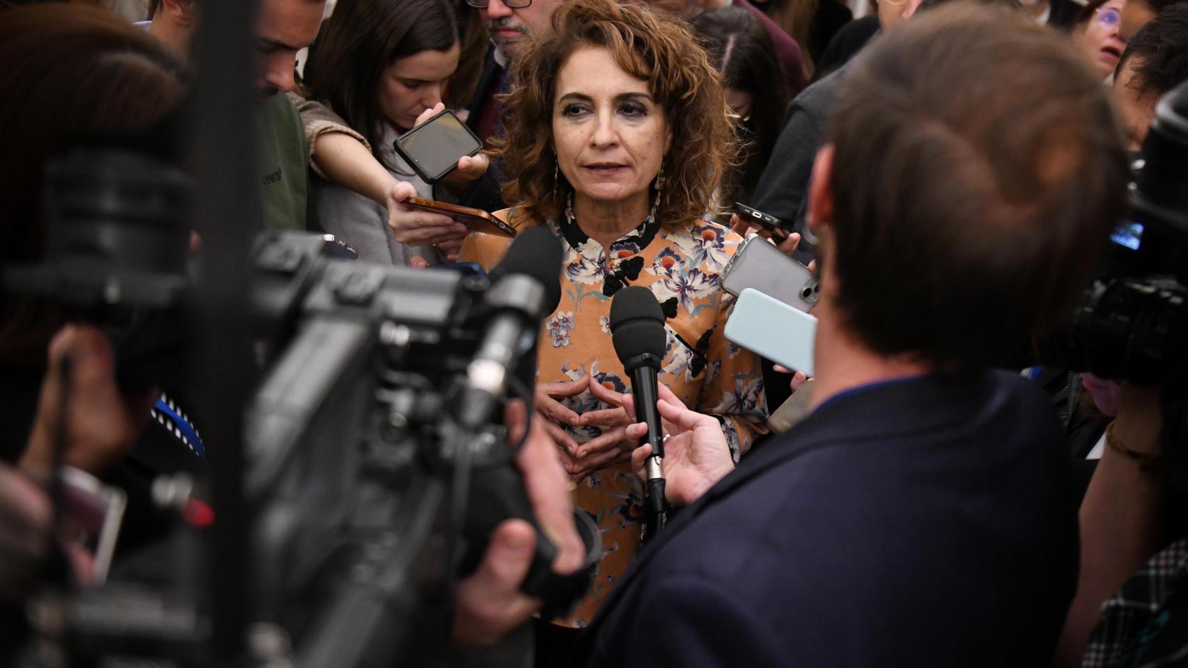 María Jesús Montero, vicepresidenta primera del Gobierno y ministra de Hacienda, entre los medios de comunicación.