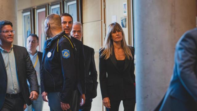 Juan Lobato acompaña a Begoña Gómez  en su entrada en la Comisión.