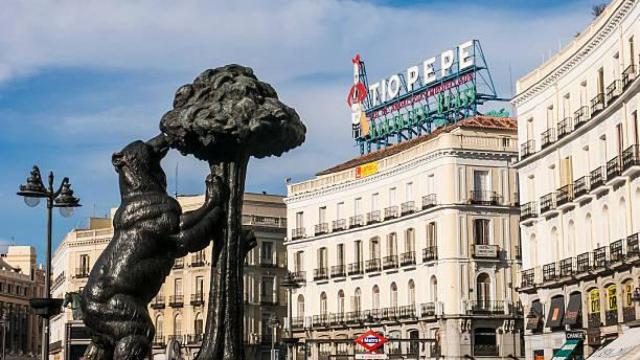 El oso y el madroño característicos de Madrid en la Puerta del Sol.