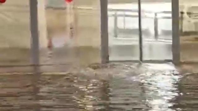 Parte de aeropuerto inundado.