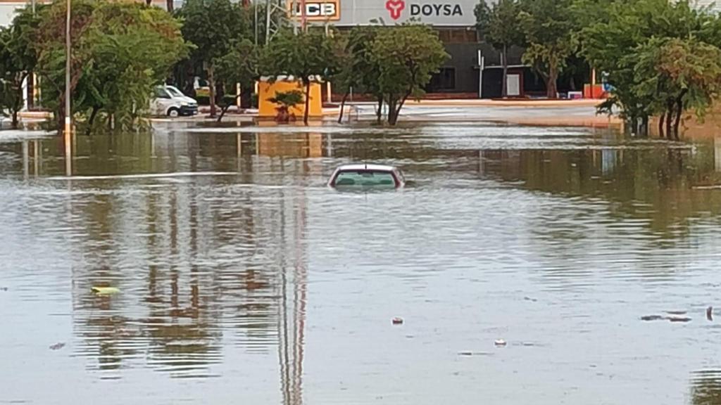 Imagen de un vehículo cubierto de agua en el polígono Guadalhorce.