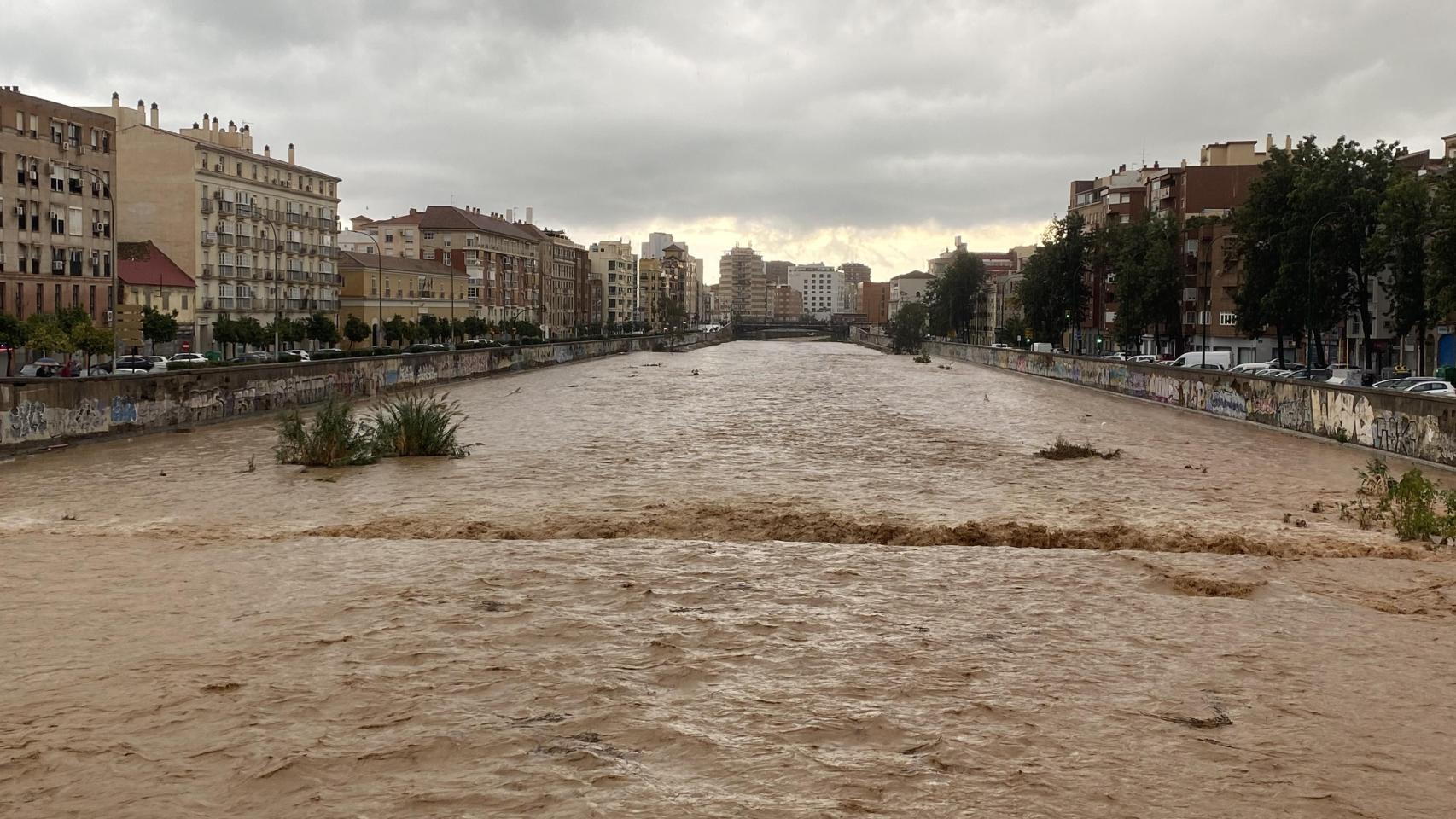 Aspecto del río Guadalmedina a su paso por Málaga este miércoles en el que las fuertes lluvias y granizo que se registran están causando inundaciones y acumulación de grandes balsas en algunas de las principales avenidas de todos los distritos de la ciudad.