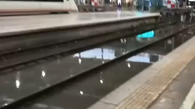 Vídeo de la inundación de las vías del tren en la estación Málaga María Zambrano.