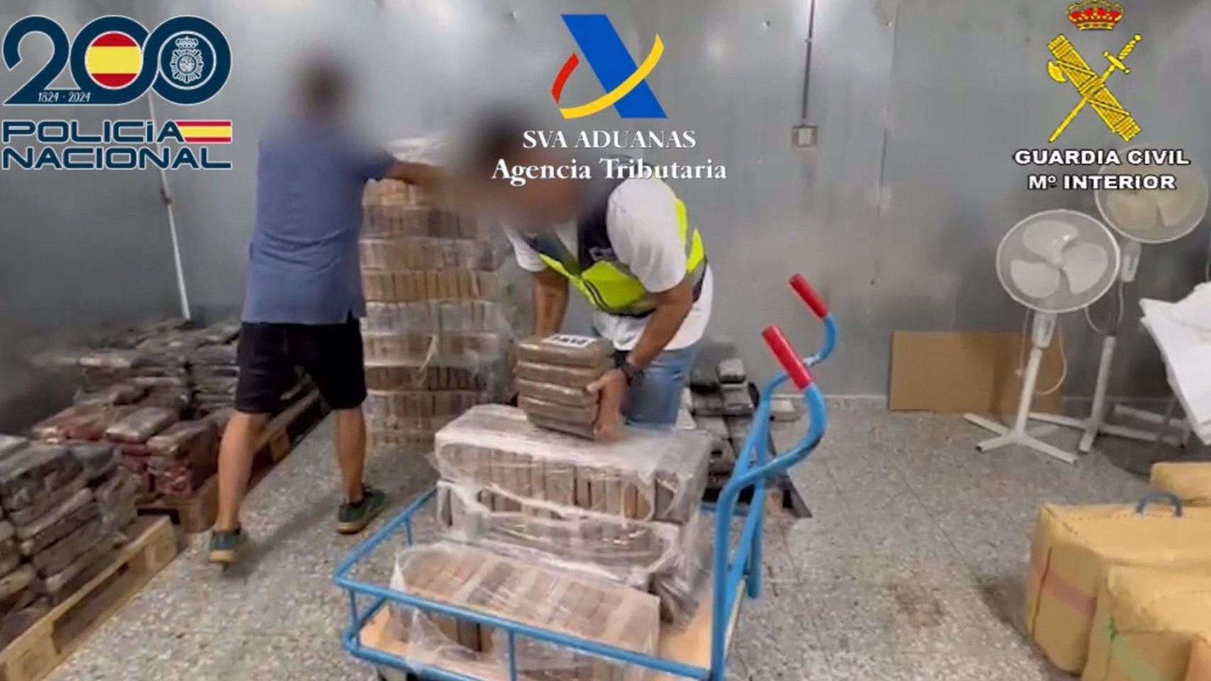 Udyco de Policía Nacional, Vigilancia Aduanera de la Agencia Tributaria y EDOA de Guardia Civil en la operación 'Perdidos/Oliva/Sol' en la que han desarticulado una banda de “rescatadores de cocaína” en el puerto de Málaga.