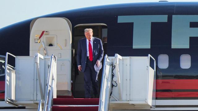 Donald Trump, acompañado de su séquito republicano en su vuelta a Washington.