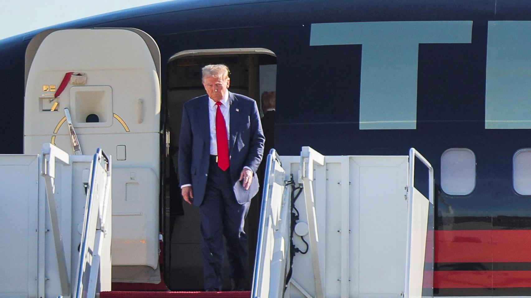 Donald Trump, acompañado de su séquito republicano en su vuelta a Washington.