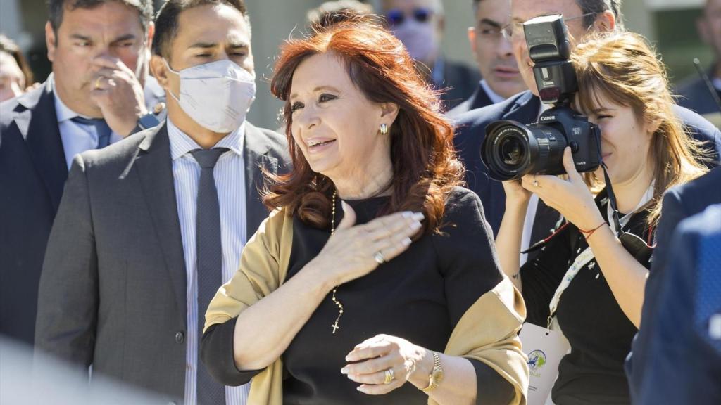 La expresidenta Cristina Fernández de Kirchner saluda a sus seguidores antes de un pleno, en 2022.