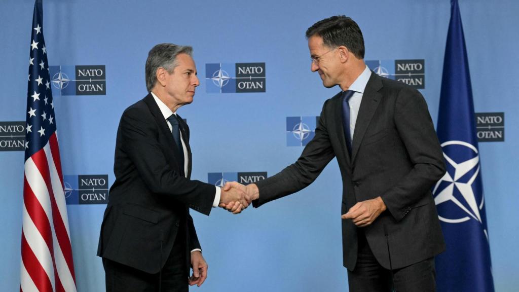 Antony Blinken (i) y Mark Rutte (d) tras el encuentro que ambos han mantenido en Bruselas.