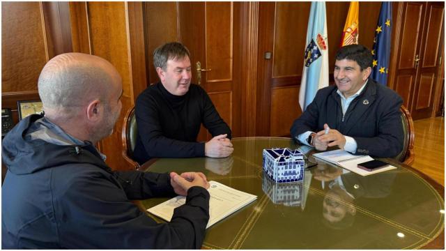 El delegado del Gobierno, Pedro Blanco, se reúne con el alcalde de Sada, Benito Portela.