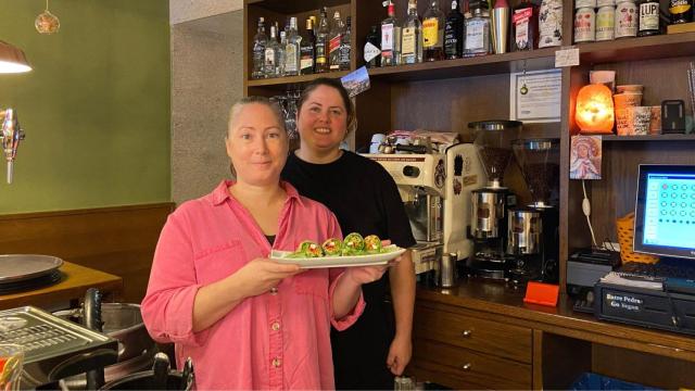 Lucía Eiras y Andrea Virgili,  responsables de Entre Pedras, en Santiago.