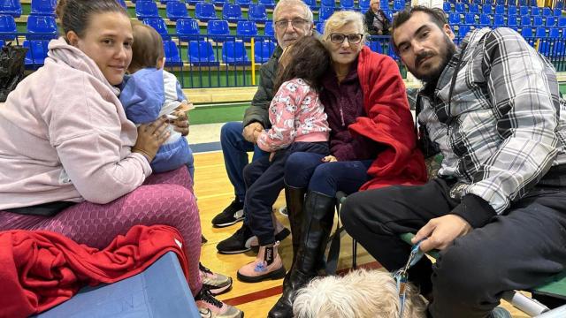 Antonio, Estefanía, Iván, Lorena, sus dos hijas pequeñas y el perro, alojados en el pabellón de Tiro Pichón.