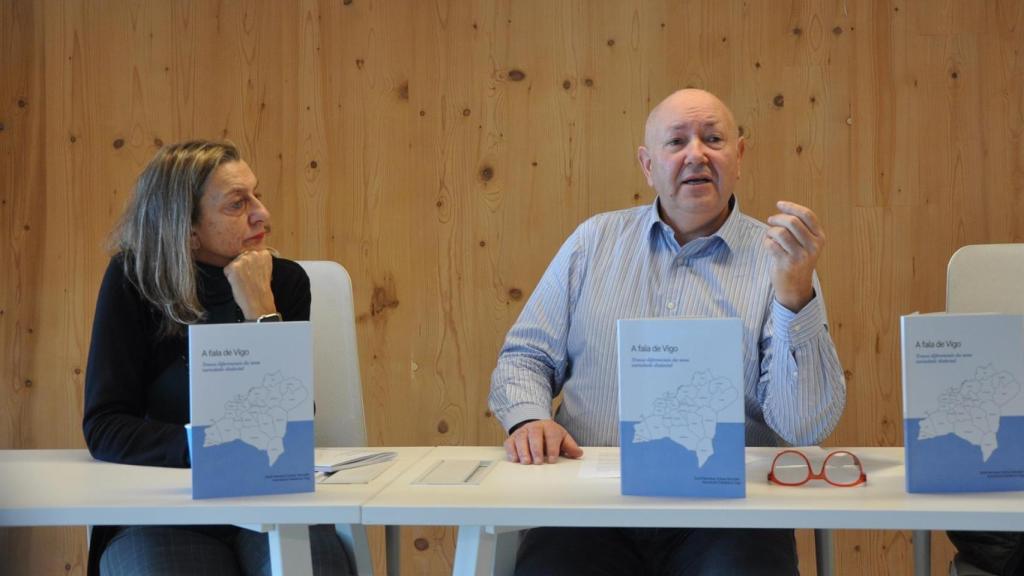 La vicerrectora de Extensión Universitaria de la UVigo, Susana Reboreda, y el catedrático Xosé Henrique Costas, en la presentación del libro 'A Fala de Vigo'